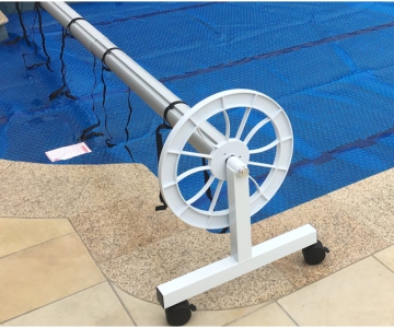 Where to position a reel on the pool